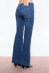 Jean de denim elastizado azul medio, de tiro alto y corte Oxford. Presenta alforza vertical en el centro delantero y ruedo ancho en la botamanga.