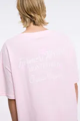 Remera color beige con estampado de sardinas, limones y aceitunas.