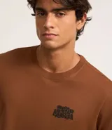 Remera masculina color marrón confeccionada en malla de algodón, de corte comfort, cuello redondo, manga corta y estampa frontal con la frase "Zero Problem".