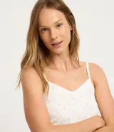 Conjunto de pijama de dos piezas confeccionado en tejido Rib, compuesto por una blusa con bretel fino y un short con cintura elástica. El conjunto presenta un estampado de animalitos.