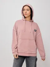 Canguro con capucha color rosa, con bolsillo tipo canguro y logo de la marca estampado en el pecho.