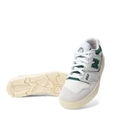 Championes New Balance 550 color beige y verde con detalles en blanco.
