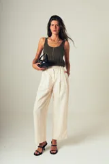 Musculosa de punto color verde militar, con breteles anchos y escote redondo.