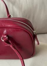 Cartera baguette de cuero sintético color borgoña con doble asa corta.