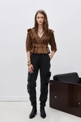 Camisa color caramelo con estampado animal print, escote en V cruzado, mangas 3/4 con efecto bombé y volados en cintura, escote y hombros.