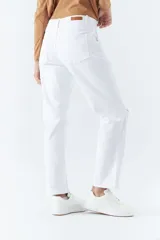 Pantalón de gabardina blanco de tiro medio, corte recto cropped, con cierre de cremallera y bolsillos.