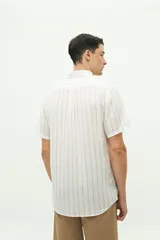 Camisa de manga corta confeccionada en lino y algodón, con fit regular y logo bordado.