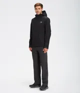 Campera impermeable negra con capucha ajustable, cierre frontal con solapa y bolsillos laterales con cierre.