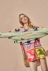 Camisa corta de mangas largas con estampado de caballos en tonos rosa, rojo, amarillo, verde y celeste.