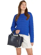 Cartera tote compacta Tommy Hilfiger color azul marino, con acabado liso y logo TH en relieve. Incluye monedero extraíble con cremallera, doble asa superior y correa tejida ajustable y extraíble.