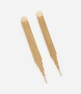 Par de aros colgantes dorados con forma de abanico y flecos de cadenas finas.