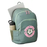 Mochila Rip Curl modelo Ozone 2.0 de 30 litros, color verde grisáceo, con estampado frontal de logo circular en rosa y blanco con una flor de hibisco. Posee dos compartimentos principales con cierre y tiradores de cierre en color rosa.