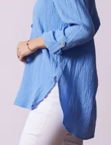 Túnica de algodón celeste con escote en V con botones y detalle de puntilla.