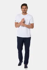 Pantalón de vestir azul marino, de corte recto, con bolsillos laterales y traseros. Se ajusta a la cintura con cinturón de cuero marrón.