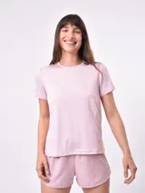 Remera blanca de mangas cortas y corte clásico.