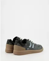 Championes urbanos Coolway modelo Goal, color gris con detalles en marrón y celeste. Confeccionados en serraje y piel, con cordones blancos y suela de goma marrón.