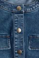 Top cropped de denim celeste, de corte ajustado, con cuello redondo, cierre de botones y solapas de bolsillo decorativas con botón en el pecho. Tiene pinzas adelante y atrás para crear un efecto "cintura de avispa".