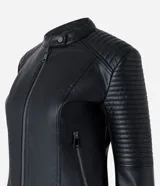 Campera negra de cuero sintético con cuello mao, cierre frontal con cremallera y mangas largas con detalle de pespuntes horizontales.