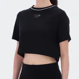 Remera corta Reebok negra con cuello redondo y logo estampado en el pecho.