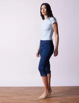 Jegging capri de algodón marca Erika, color azul denim. Delantera con bolsillos simulados y trasera con bolsillos aplicados.