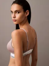 Brasier Calvin Klein color lila, estilo triángulo, con copas sin costuras con relleno y banda inferior elástica con logo de la marca.