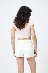 Short pollera de denim blanco con falso cruce delantero y calce cómodo.