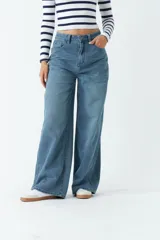 Pantalón de jean negro de tiro medio y corte wide leg.