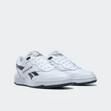 Championes urbanos Reebok modelo BB 4000 II, color blanco con detalles en negro.