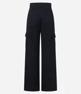 Pantalón cargo recto negro de sarga con cintura alta y bolsillos laterales con solapa.