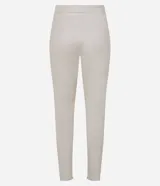 Pantalón legging de material sintético color gris topo, con cintura alta abotonada.
