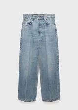 Pantalón de jean celeste de corte wide leg, tiro bajo y cinco bolsillos.