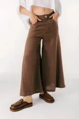 Pantalón de lino color beige, de corte palazzo y tiro alto.
