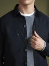 Camisa tipo overshirt color azul marino, confeccionada en tejido piqué.