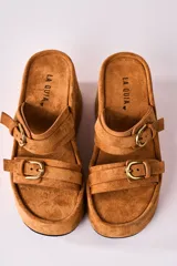Sandalias color camel con plataforma tipo flatform y dos tiras anchas con hebillas doradas.