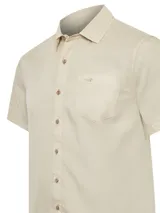 Camisa de manga corta color beige, marca RKF, confeccionada en tencel. Tiene botones claros, bordado de pato al tono y pinza en la espalda.