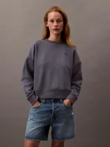 Remera gris de algodón con cuello redondo y logo bordado en el pecho.