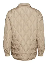 Chaqueta color beige con diseño acolchado de rombos, cuello camisero, cierre frontal con botones a presión, dos bolsillos de parche en el pecho y corte recto.