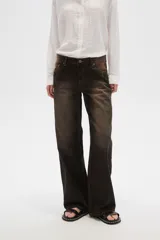 Pantalón de jean marrón con efecto desgastado, corte ancho y tiro bajo.