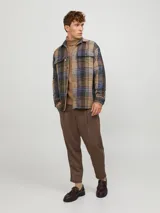 Sobrecamisa a cuadros color marrón, azul y verde, de manga larga con cierre de botones y bolsillos en el pecho con cierre de botón.