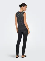 Chaleco de punto calado color gris oscuro, con escote en V y cierre frontal con lazos. Diseño estructurado y calce ajustado.