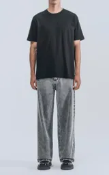 Remera negra de manga corta, cuello redondo y calce regular con recorte en espalda, realizada en algodón premium muy suave al tacto.