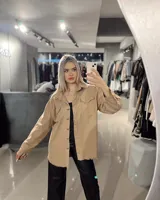 Sobrecamisa color marrón con cuello camisero, cierre frontal con botones, mangas largas con puños abotonados, dos bolsillos de parche en el pecho y ruedo desflecado.