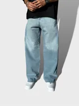 Pantalón de denim color celeste claro con corte mega baggy, confeccionado con materiales de calidad premium.