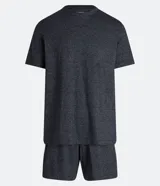 Conjunto de pijama corto para hombre, confeccionado en tejido de media malla con efecto jaspeado. Incluye una remera de mangas cortas con cuello redondo y una bermuda con cintura elástica.