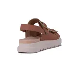 Sandalias Modare color crema con plataforma y dos tiras anchas con hebillas doradas.