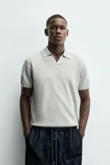 Polo de hombre color azul marino, de punto con textura, cuello solapa con abertura frontal, manga corta y corte regular.