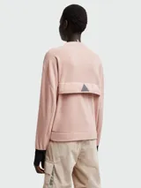 Buzo rosado de microtejido suave con cuello redondo y puños negros.