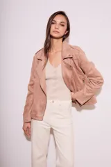 Campera color rosa viejo, estilo motociclista, confeccionada en gamuza sintética con cierre asimétrico y detalles de tachas.