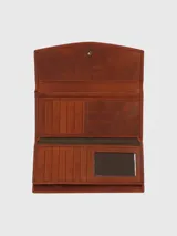 Billetera de cuero color marrón con cierre de solapa y logo de la marca grabado en el frente.