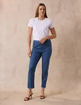 Jegging blanco de tencel con pretina ancha elastizada, bolsillos delanteros simulados, bolsillos traseros aplicados y terminación desflecada en el ruedo.
